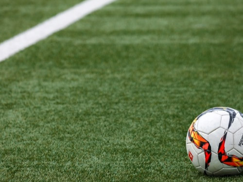 足球场草坪翻新：人工草皮怎样清洗保养