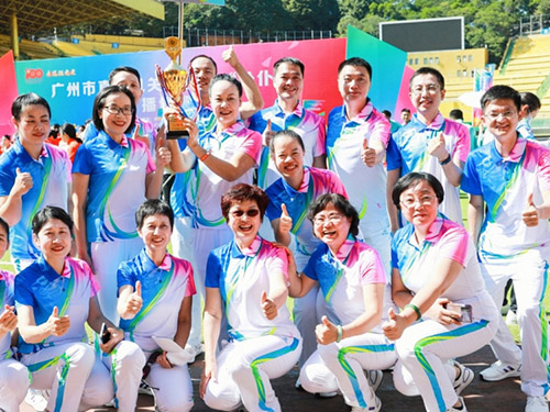 公司团体运动服定做logo设计在哪个位置比较好